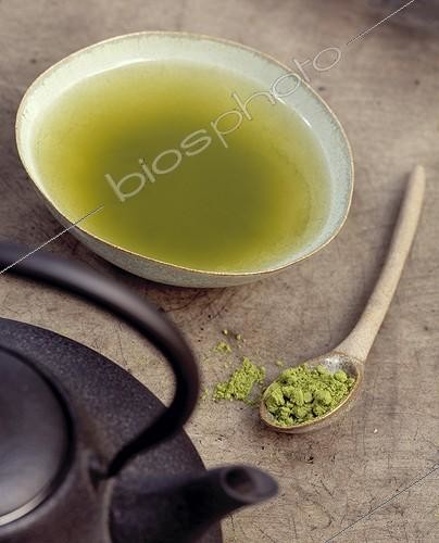 Biosphoto | 18776 | Théière en fonte japonaise et bol avec Matcha ; Page 79 du livre | &copy; Sophie Boussahba / Biosphoto