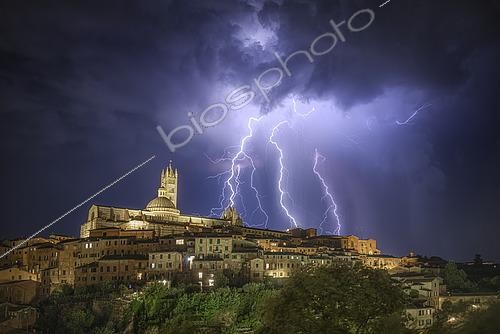 Biosphoto | 2613651 | Thunderstorm over the city of Siena, Tuscany, Italy. | &copy; Alberto Ghizzi Panizza / Biosphoto