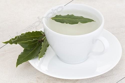 Biosphoto | 1164883 | Tisane de feuilles de Laurier dans une tasse blanche ; Feuilles de laurier posées sur plan de travail en pierre | &copy; Frédérique Bidault / Biosphoto