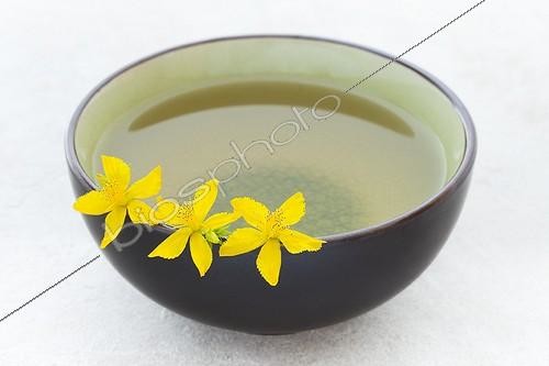 Biosphoto | 1254943 | Tisane de fleurs de Millepertuis | &copy; Frédérique Bidault / Biosphoto