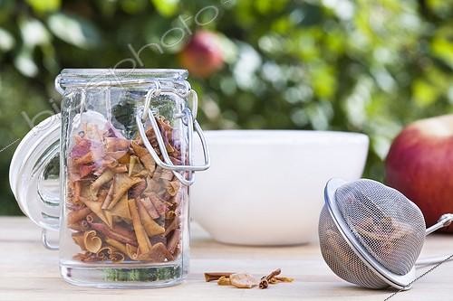 Biosphoto | 925320 | Tisane de pelures de Pomme 'Belle Joséphine' au jardin ; pommier de  Belle joséphine  en arrière plan. | &copy; Frédérique Bidault / Biosphoto