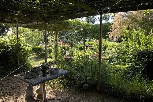 Biosphoto | 425673 | Tonnelle donnant sur un jardin de Roses Le Jardin d'Elsie | &copy; NouN / Biosphoto