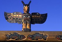 Biosphoto | 110953 | Totem Aigle et Saumons Campbell river Canada | &copy; Jean-Pierre Sylvestre / Biosphoto