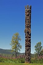 Biosphoto | 1313807 | Totem ancien représentant des êtres humains et un phoque | &copy; Alain Mafart-Renodier / Biosphoto
