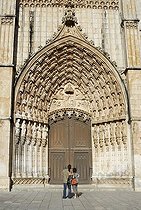 Biosphoto | 1605991 | Tourists admire the portal of the basilica of the Dominican monastery Mosteiro de Santa Maria da Vitoria, UNESCO World Heritage Site, Batalha, Portugal, Europe | © Silvana Guilhermino / imageBROKER / Biosphoto