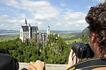 Biosphoto | 1601539 | Tourists on Marienbruecke, Neuschwanstein Castle, Allgaeu, Bavaria, Germany, Europe | © Walter G. Allgoewer / imageBROKER / Biosphoto