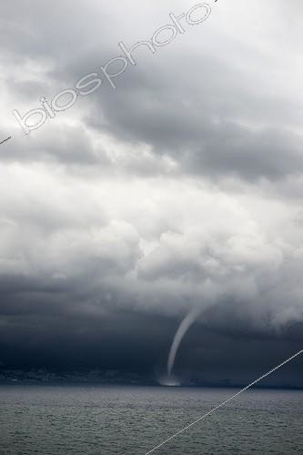 Biosphoto | 2057619 | Trombe marine dans la baie de Gênes - Italie | &copy; Christophe Suarez / Biosphoto