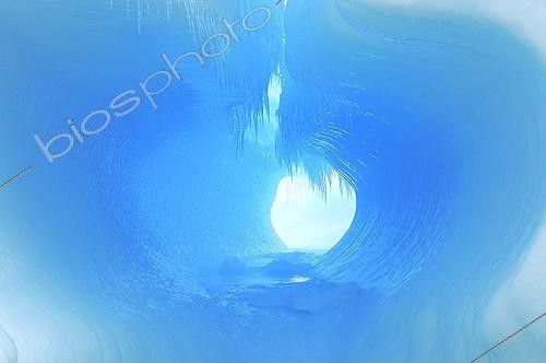 Biosphoto | 815064 | Trou bleu dans l'iceberg Alley sur l'île Pleneau Antarctique | &copy; Eric Lefranc / Biosphoto