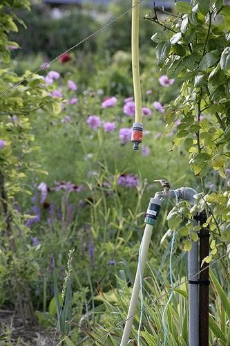 Biosphoto | 1436733 | Tuyau d'arrosage dans un jardin fleuri | &copy; Patricia Méaille / Biosphoto