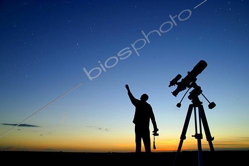 Biosphoto | 2617519 | Twilight, silhouette of a man with a telescope and binoculars, starry sky. | &copy; Christophe  Lehénaff / Biosphoto