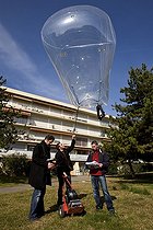 Biosphoto | 1251135 | Utilisation de ballon pour mesures thermographiques France | &copy; Michel Gunther / Biosphoto