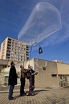Biosphoto | 1251138 | Utilisation de ballon pour mesures thermographiques France | &copy; Michel Gunther / Biosphoto