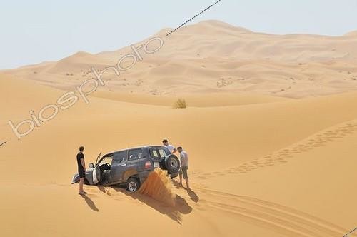 Biosphoto | 1610140 | Véhicule tout-terrain ensablé sur une dune, Erg Chebbi, Maroc | &copy; Walter G. Allgoewer / imageBROKER / Biosphoto
