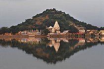 Biosphoto | 1604762 | View towards Dungarpur with a reflection in the water, Rajasthan, India, Asia | © Olaf Krueger / imageBROKER / Biosphoto