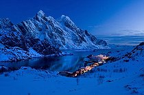 Biosphoto | 1604624 | Village of Mærvoll or Maervoll with Mt Himmeltindan at dusk, 964m, Island of Vestvågøya, Lofoten Islands, Northern Norway, Norway, Europe | © Olaf Krueger / imageBROKER / Biosphoto