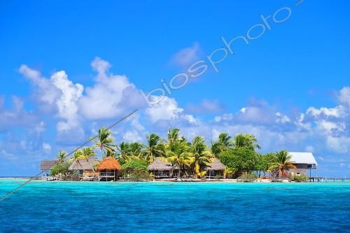 Biosphoto | 2041977 | Village reculé de Tetamanu sur un îlot - Tuamotu Polynésie | &copy; Laurent Lhoté / Biosphoto