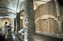 Biosphoto | 1605981 | Visitors in the charnel, bones chapel Capela dos Ossos in the Franciscan monastery, Evora, UNESCO World Heritage Site, Alentejo, Portugal, Europe | © Florian Kopp / imageBROKER / Biosphoto