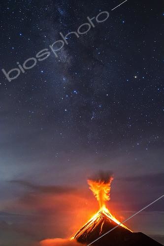 Biosphoto | 2512125 | Volcán de Fuego (Volcan de feu) en éruption de nuit, Sierra Madre de Chiapas, Guatemala. Image primée, concours Asferico 2022 | &copy; Óscar Díez Martínez / Biosphoto