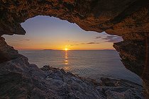 Biosphoto | 2593232 | Vue de la grotte que l'on appelle le rocher de l'huître non loin de la plage de Pietracorbara. Le rocher de l'Huître, sur la côte Est du Cap Corse face à la Mer Tyrrhénienne avec les deux iles de l'archipel Toscan, qui en compte 7. A gauche on peut y voir l'ile de Capraia et à droite, l'ile d'Elbe. Corse, France | &copy; Hyacinthe Sambroni / Biosphoto