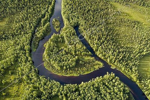Biosphoto | 2552275 | Vue par drone d'une boucle de rivière, méandre de la Kapsajoki dans la forêt boréale arctique, Kittilä, Laponie, Finlande, | &copy; Gerhard Zwerger-Schoner / imageBROKER / Biosphoto