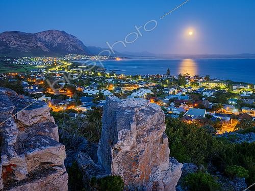 Biosphoto | 2485470 | Vue sur Hermanus et Walker Bay depuis Hoy's Koppie avec une lune bleue se levant à l'horizon. Hermanus. Côte des baleines. Overberg. Cap occidental. Afrique du Sud | &copy; Roger de La Harpe / Biosphoto