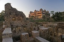 Biosphoto | 1605061 | Wall remains, Orchha Palace in the back, Orchha, Madhya Pradesh, India, Asia | © Olaf Krueger / imageBROKER / Biosphoto