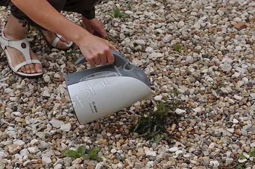 Biosphoto | 1968002 | Weeding with hot water in a garden | &copy; Serge Lapouge / Biosphoto