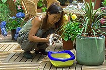 Biosphoto | 423686 | Woman learning to a kitten the neatness | &copy; Frédéric Didillon / Biosphoto