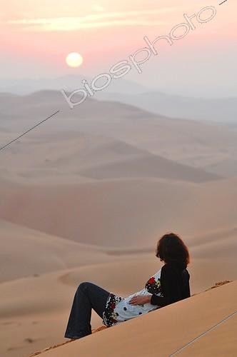 Biosphoto | 1262543 | Woman resting in the desert of Rub al-Khali Abu Dhabi ; Anantara, Thai hotel chain, has opened the Qasr al-sarab Liwa desert in the middle. This district, also called  Empty Quarter , is one of the largest deserts in the world. Méharées addition, the hotel also organizes outings in the red sand dunes tinted.  | © Antoine Lorgnier / Biosphoto