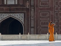 Biosphoto | 1602135 | Woman wearing a sari, mausoleum of the Taj Mahal, Agra, Uttar Pradesh, North India, India, Asia | © Olaf Krueger / imageBROKER / Biosphoto