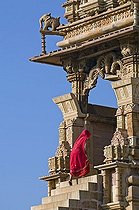 Biosphoto | 1604583 | Women wearing a sari climbing the steps to Kandariya Mahadev Temple, Khajuraho Group of Monuments, UNESCO World Heritage Site, Madhya Pradesh, India, Asia | © Olaf Krueger / imageBROKER / Biosphoto