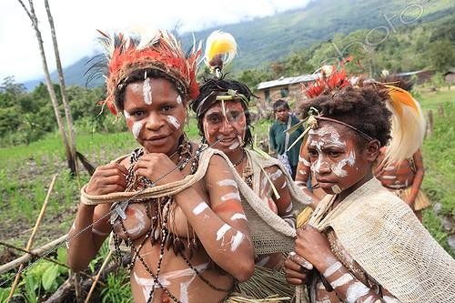 Biosphoto | 1158675 | Women with cap and paint  Papua New-Guinea ; Traditional dance Framini school called singsing  | &copy; Antoine Boureau / Biosphoto