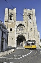 Biosphoto | 1600473 | Yellow tram in front of the Catedral Sé Patriarcal cathedral, Lisbon, Portugal, Europe | © Florian Kopp / imageBROKER / Biosphoto