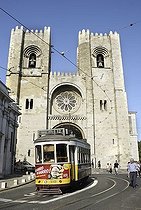 Biosphoto | 1600480 | Yellow tram in front of the Catedral Sé Patriarcal cathedral, Lisbon, Portugal, Europe | © Silvana Guilhermino / imageBROKER / Biosphoto