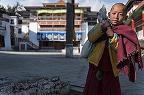 Biosphoto | 1604508 | Young monk carrying bag containing tsampa, Galden Namgyal Lhatse monastery, largest Buddhist monastery in India, Tawang, Arunachal Pradesh, India, Himalayas, Asia | © Olaf Krueger / imageBROKER / Biosphoto