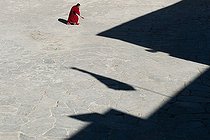 Biosphoto | 1604507 | Young monk in the courtyard of Galden Namgyal Lhatse monastery, the largest Buddhist monastery in India, Tawang, Arunachal Pradesh, India, Himalayas, Asia | © Olaf Krueger / imageBROKER / Biosphoto